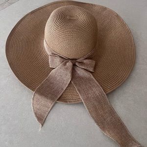 Oversized, floppy, Woven, boutique style, sun hat w/ bow. Adjustable.Never worn!
